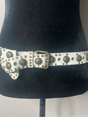 Vintage 90’s sand castle white leather studded belt S-Xl